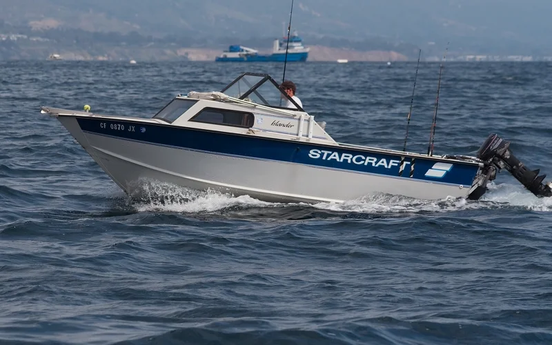 Sportboot mit Windschutzscheibe