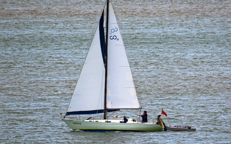 Segelyacht mit Salonfenstern