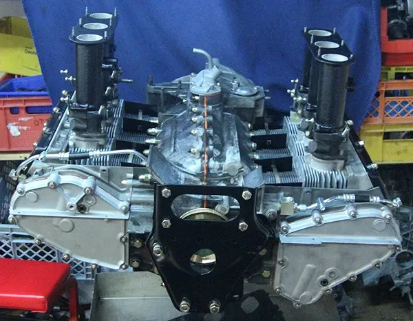 Porsche 911 Vergasermotor, Vollschwarz mit Polierdetails