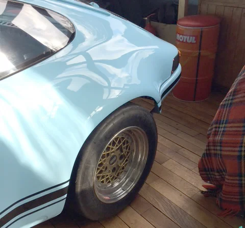 Fertiger Niederhof 2.3 ST Porsche 911 hellblau, Seitenansicht auf Anhänger