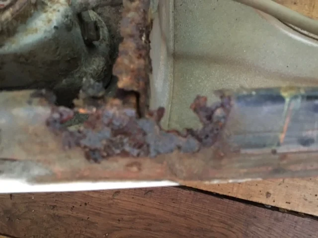 Extremer Rostfraß am Porsche 911 Schweller-Detail, so kommt ein Japan-Import in die Werkstatt
