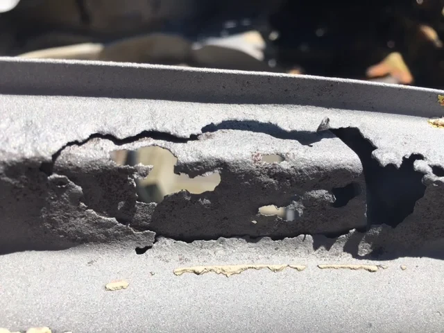 Porsche 911 Schweller nach Sandstrahlen mit sichtbarer Durchrostung, Niederhof Restauration