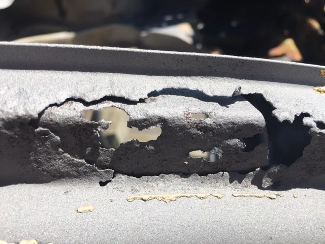 Porsche 911 Schweller Detail-Loch nach Glasperlenstrahlen, vollständig freigelegte Rost-Schäden