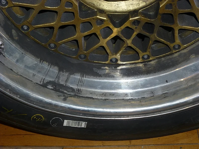 BBS 3-teilige Felge fertig aufgebaut, montiert am Wettbewerbsfahrzeug
