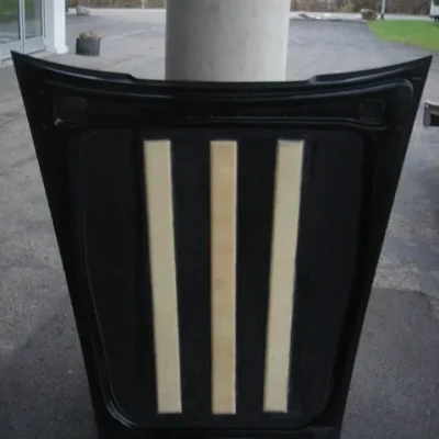 Kofferraumhaube mit Balsaholzstreifen